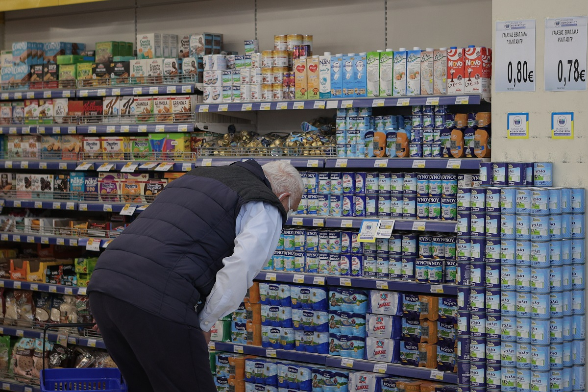 Ακρίβεια: Νέα αύξηση στις τιμές των τροφίμων - Οι Έλληνες «κόβουν» τα ψώνια της εβδομάδας