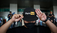 Pornhub και Xvideos σέρνουν στα δικαστήρια την Ε.Ε.