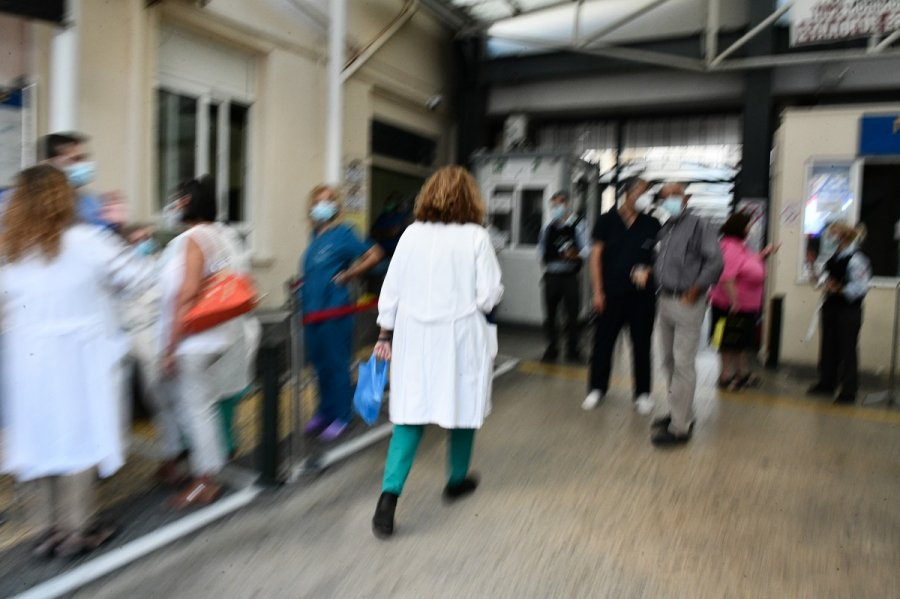 Δημόσια νοσοκομεία: Εφημερίες «τρόμου» με τους υγειονομικούς υπό κατάρρευση και στοιβαγμένους τους ασθενείς