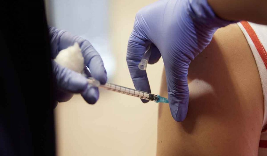 «Τελεσίγραφο» του υπ. Υγείας προς τους υγειονομικούς: Εμβολιασμός έως 1/9 ή αναστολή