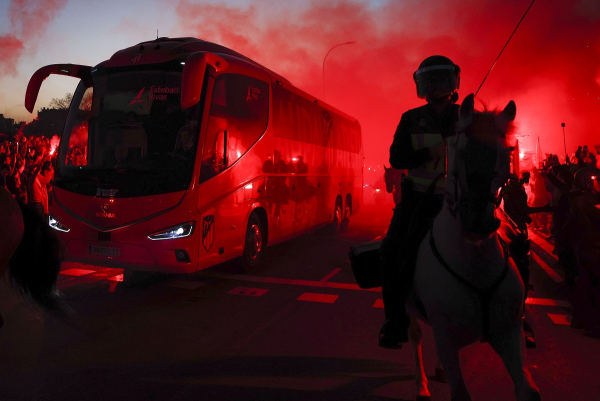 Champions League: «Κόκκινη» η Μαδρίτη από τα καπνογόνα – Η υποδοχή της Ατλέτικο (Βίντεο)