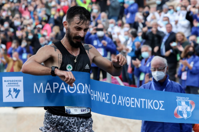 Ο Κώστας Γκελαούζος νικητής στον Κλασικό Μαραθώνιο Αθηνών με ρεκόρ διαδρομής - Το μήνυμά του για τον κορονοϊό (video)