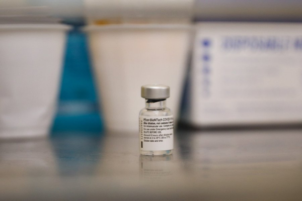 ΕΚΠΑ: Για πόσους μήνες παραμένουν τα αντισώματα μετά τον εμβολιασμό με Pfizer