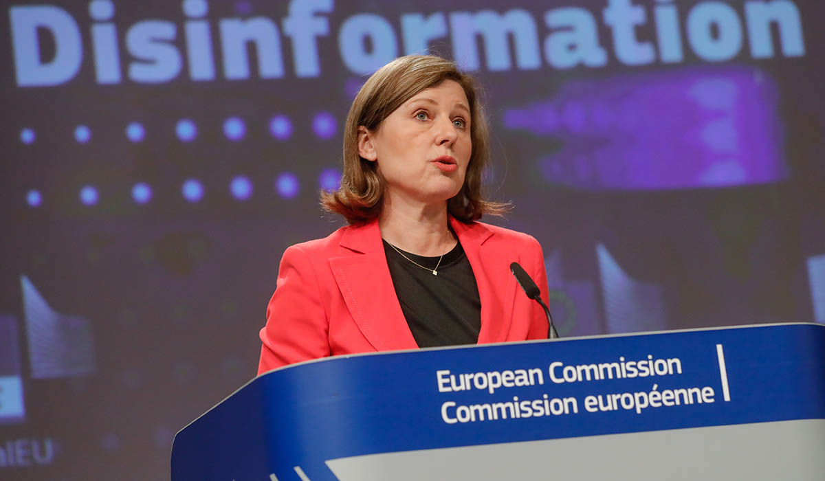 Σκληρά ερωτήματα στον Μητσοτάκη για τις υποκλοπές από την Ευρωπαία Επίτροπο