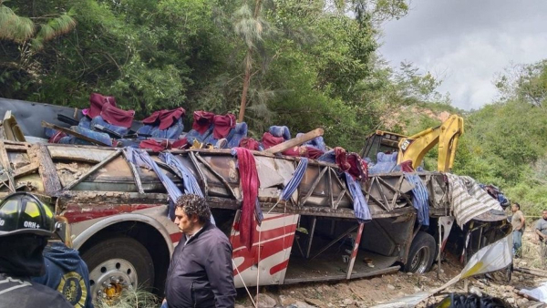 Μεξικό: 25 νεκροί από πτώση λεωφορείου σε γκρεμό (Εικόνες)