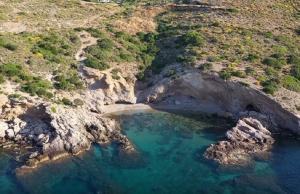 Παραλία Τσίου: Ο μικρός κολπίσκος στην Αττική που θα γίνει το στέκι σου