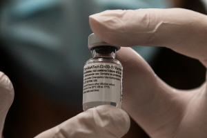 Νέα σύμβαση Κομισιόν - Pfizer για επιπλέον 1,8 δισ. δόσεις εμβολίου
