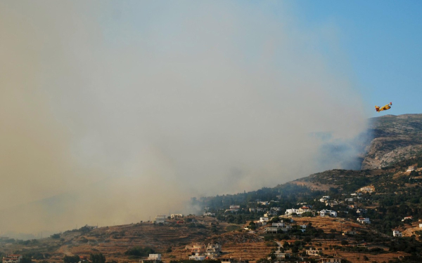 Φωτιά στην Εύβοια: Τέσσερις οικισμοί εκκενώνονται στην Κάρυστο – Ήχησε το 112