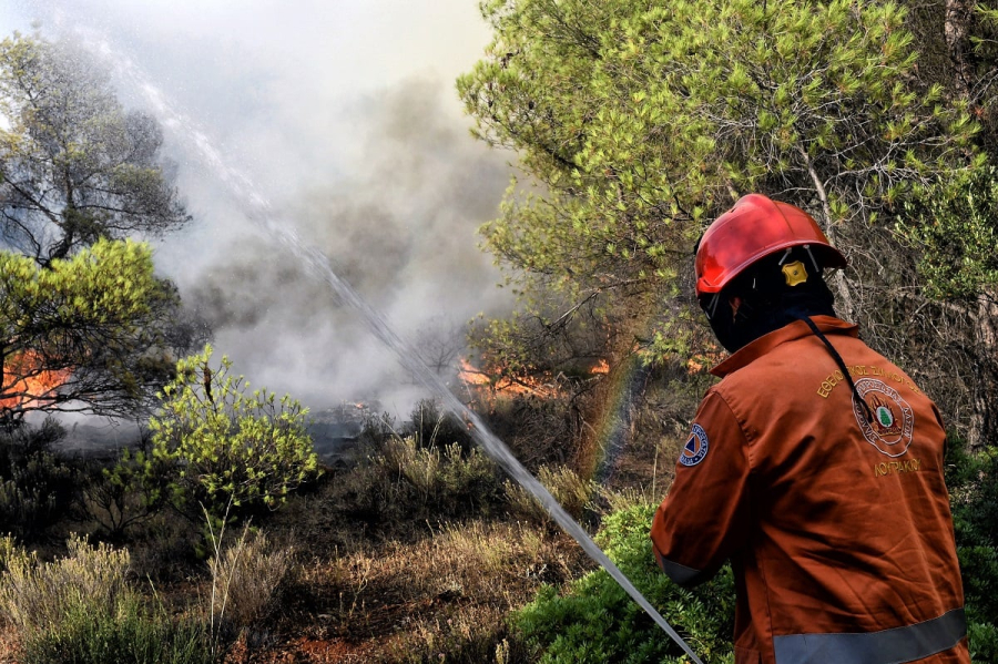 Καίει ακόμα η φωτιά στην Πιερία - Σε δύσβατη περιοχή το μέτωπο