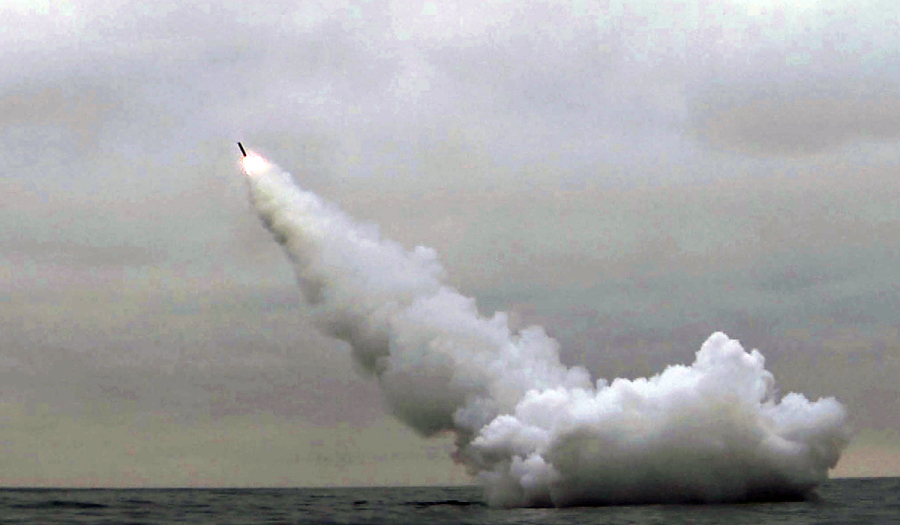 Yonhap: Η Βόρεια Κορέα ανακοίνωσε την εκτόξευση δύο πυραύλων κρουζ από υποβρύχιο