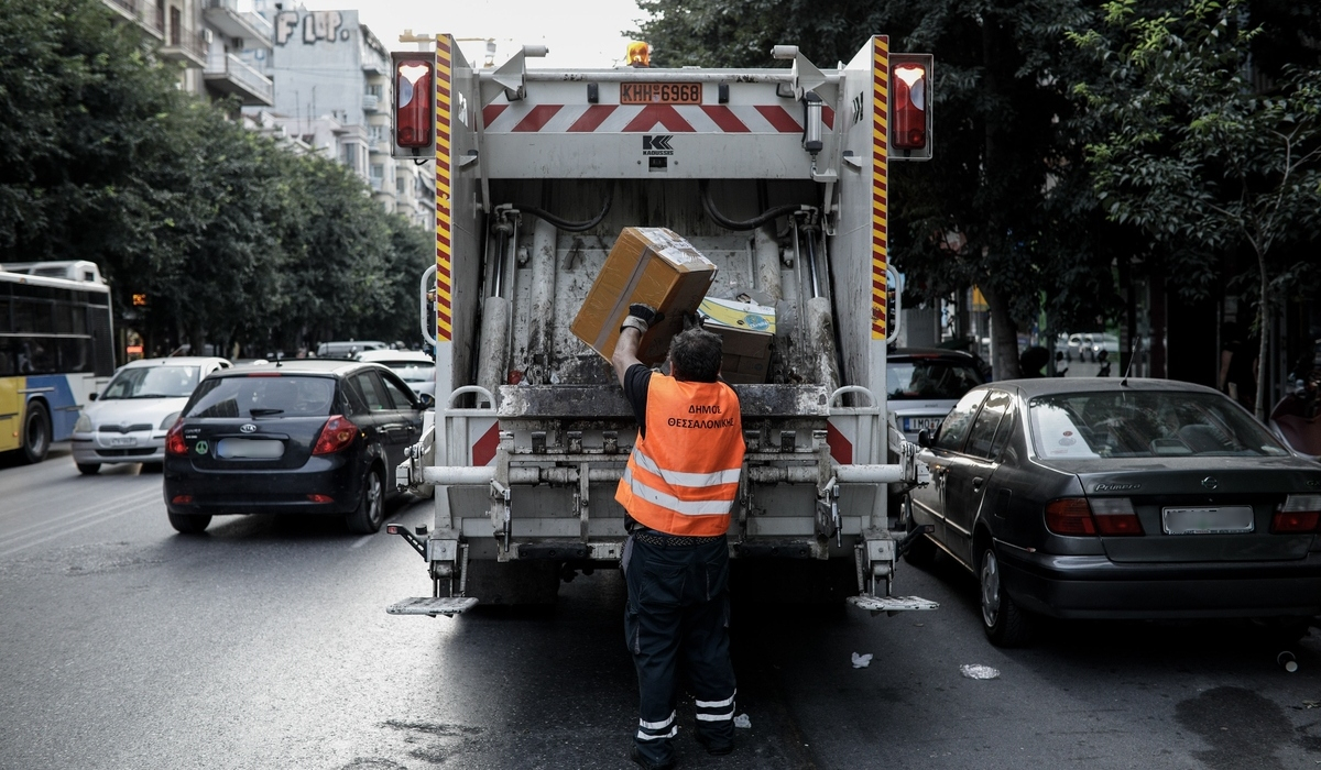 Θεσσαλονίκη: Αυτοκίνητο έπεσε πάνω σε απορριμματοφόρο - Στο νοσοκομείο 62χρονη εργαζόμενη