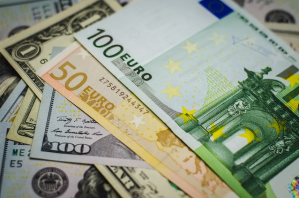 «Μαύρη μέρα» για το ευρώ: Βυθίστηκε σε ισοτιμία 1/1 με το δολάριο