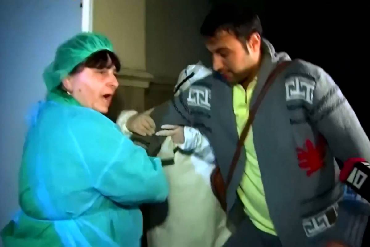 Κορονοϊός: Ασθενής βγαίνει να κάνει δηλώσεις, οι γιατροί τρέχουν και τον μαζεύουν (Βίντεο)