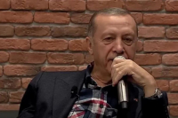 Βαρύς νταλκάς για Ερντογάν: Το &#039;ριξε στο τραγούδι - «Πες της πως την αγαπώ» (Βίντεο)