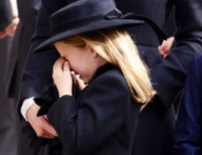 Κηδεία βασίλισσας Ελισάβετ: Η 7χρονη πριγκίπισσα Σάρλοτ ξεσπά σε κλάματα (φωτογραφία)