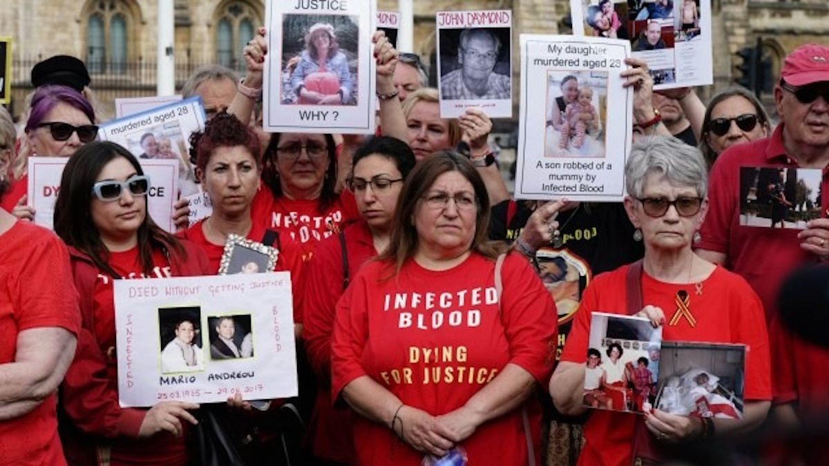 Σκάνδαλο στη Βρετανία: Χιλιάδες άνθρωποι πέθαναν από μολυσμένο αίμα – Έκθεση αποκαλύπτει συγκάλυψη