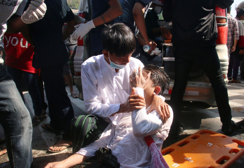 Μιανμάρ: Η αστυνομία πυροβολεί στον αέρα σε διαδήλωση κατά του πραξικοπήματος