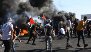 Νεκροί δύο Παλαιστίνιοι στις διαδηλώσεις στη Δυτική Όχθη - Το Ισραήλ έκλισε το πέρασμα για τη βοήθεια στη Γάζα