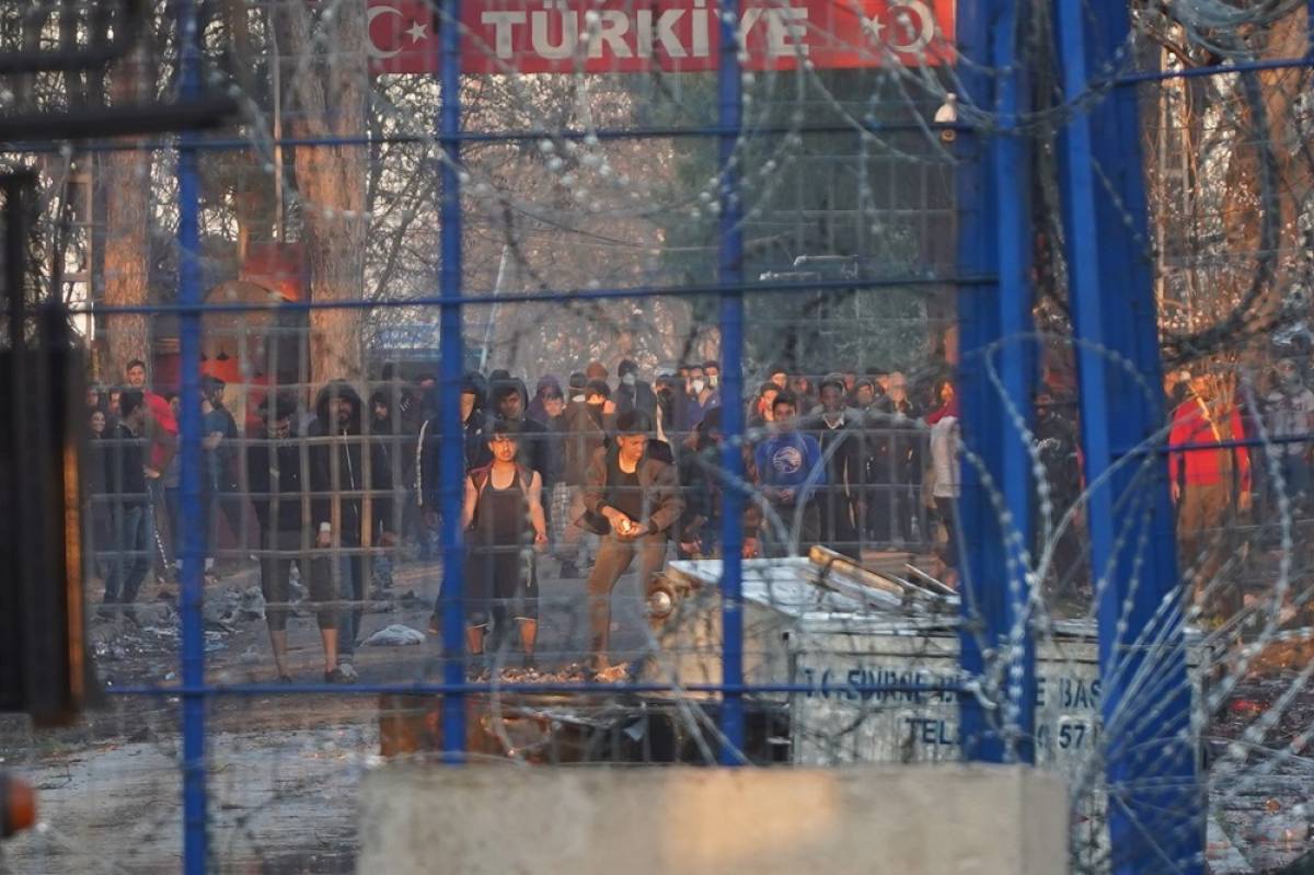 Spiegel: Η Τουρκία κατηύθυνε τα επεισόδια στον Έβρο