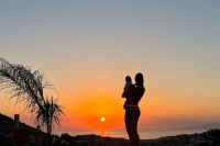 Ελένη Φουρέιρα: Ποζάρει στο ηλιοβασίλεμα με τον γιο της αγκαλιά