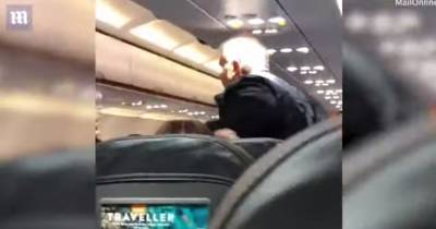 Άγριος καυγάς σε πτήση: Αρνητής μάσκας τρώει χαστούκι από τη γυναίκα του