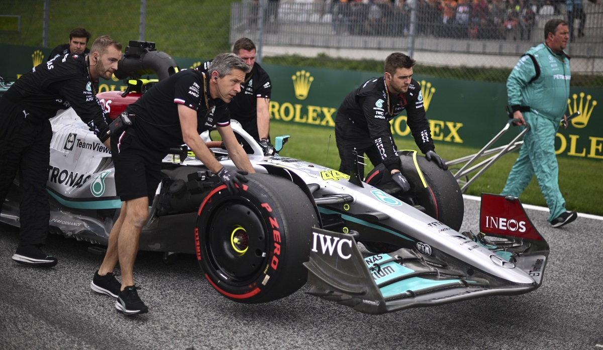 F1: Οι μηχανικοί της Mercedes έκαναν «μαγικά» - Έφτιαξαν ένα μονοθέσιο σε 3 ώρες