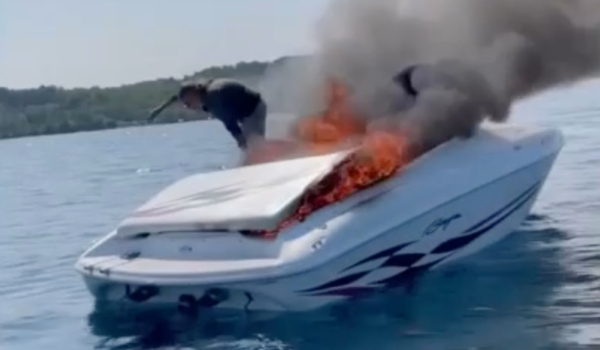 Δραματικό βίντεο: Πήδηξαν από φλεγόμενο σκάφος λίγο πριν γίνει έκρηξη