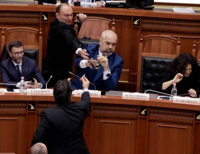 Αλβανία: Βουλευτής στο κοινοβούλιο κατέβρεξε με μελάνι τον Έντι Ράμα