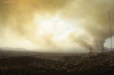 Time lapse βίντεο της φωτιάς στη Βαρυμπόμπη: «Δημιούργησε τον δικό της καιρό»
