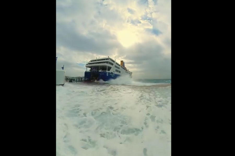 Τήνος: Εντυπωσιακό timelapse βίντεο - Κύματα «καταπίνουν» το λιμάνι