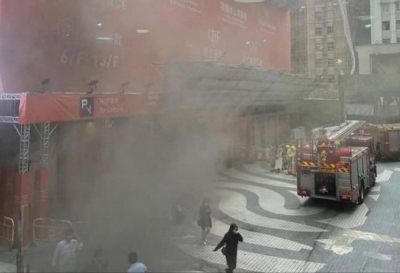 Χονγκ Κονγκ: Φωτιά στο Παγκόσμιο Κέντρο Εμπορίου με δεκάδες εγκλωβισμένους