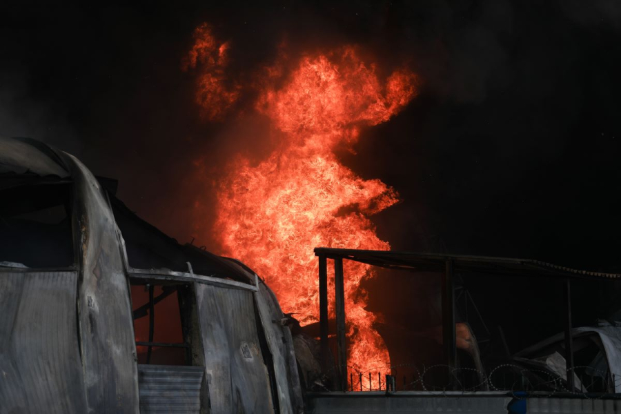 Ασπρόπυργος: «Ήχησε» το 112 για τη φωτιά σε εργοστάσιο ελαστικών