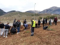 Καρπενήσι: Φοιτητές φύτεψαν 57 δένδρα στη μνήμη των νεκρών στα Τέμπη