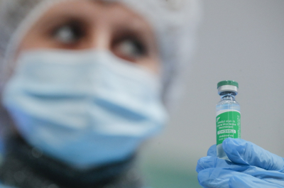 Σε δύο δόσεις το εμβόλιο της Novavax: Η αποτελεσματικότητα, οι παρενέργειες και τα πλεονεκτήματά του
