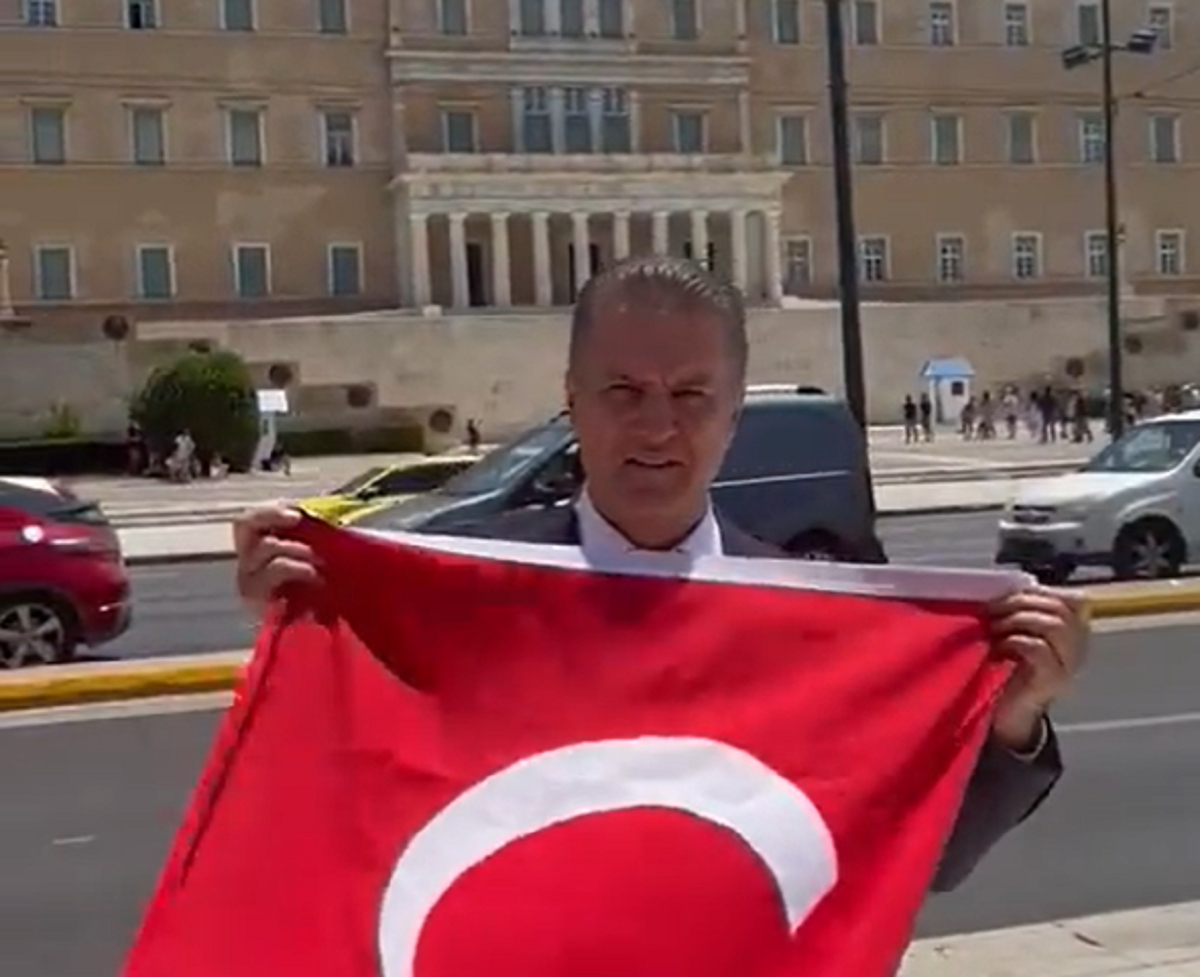 Τούρκος βουλευτής στήθηκε με τουρκική σημαία μπροστά στη Βουλή των Ελλήνων (βίντεο)
