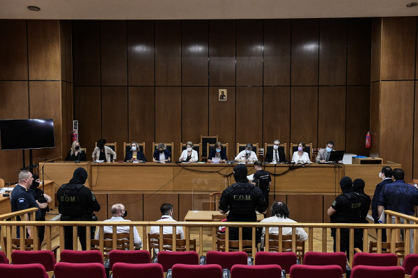 Δίκη Χρυσής Αυγής: «Με το ζόρι μας τα λέτε» - Η παρατήρηση της Προέδρου στον μάρτυρα αστυνομικό