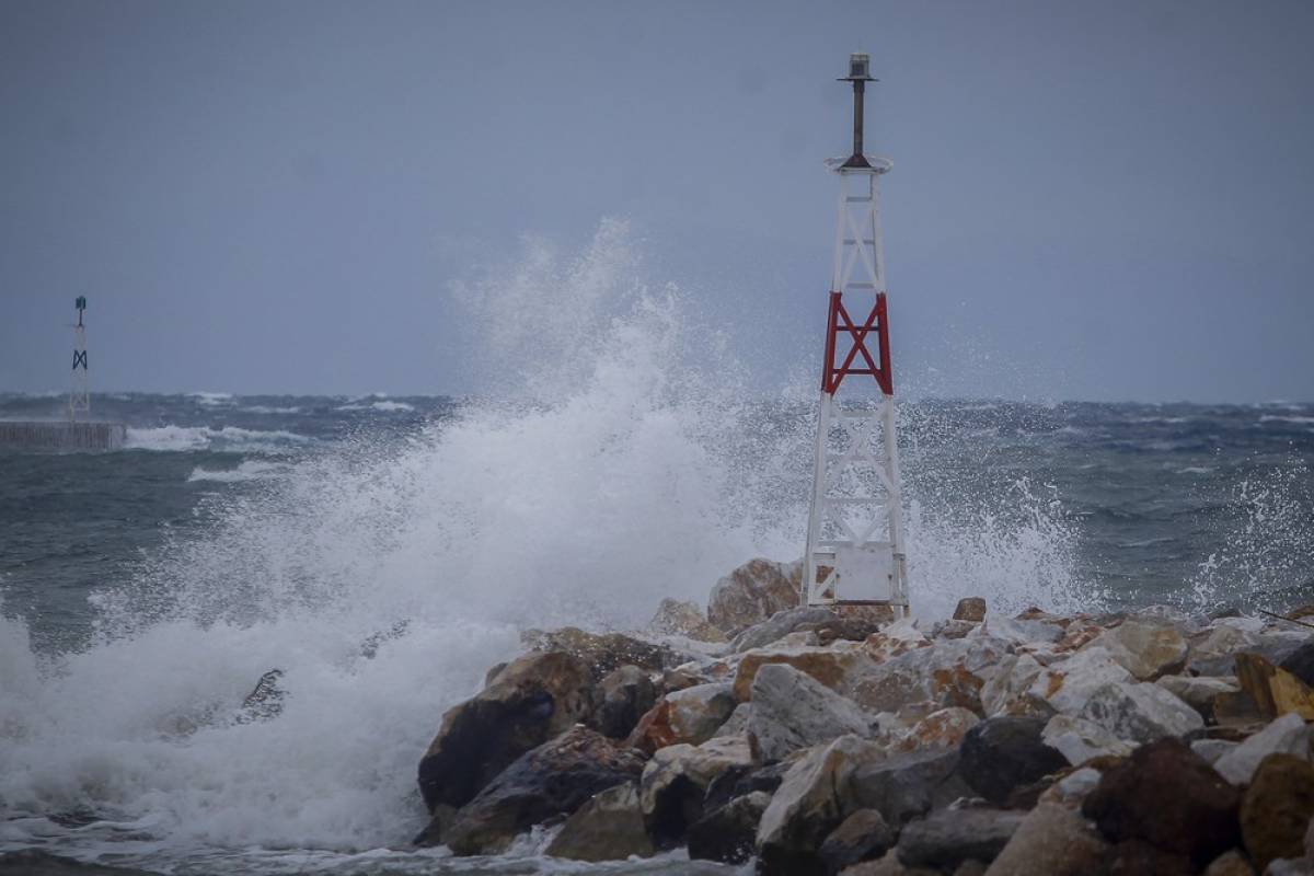 Καιρός: Βροχές, καταιγίδες και άνεμοι μέχρι 8 μποφόρ στο Αιγαίο