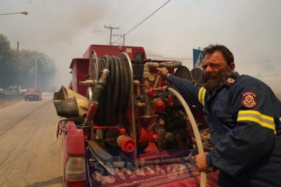 Φωτιά στη Λέσβο: Σήκωσαν τα ράσα και ρίχτηκαν στη μάχη με τις φλόγες (βίντεο)