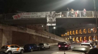 Ιταλία: Νεοφασίστες αναρτούν φωτογραφία του Μπενίτο Μουσολίνι σε γέφυρα κοντά στο Κολοσσαίο