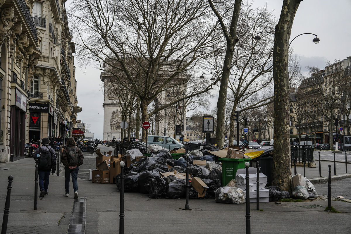 Χωματερή το Παρίσι: Πνιγμένο από 10.000 τόνους σκουπιδιών – Οργή για Μακρόν