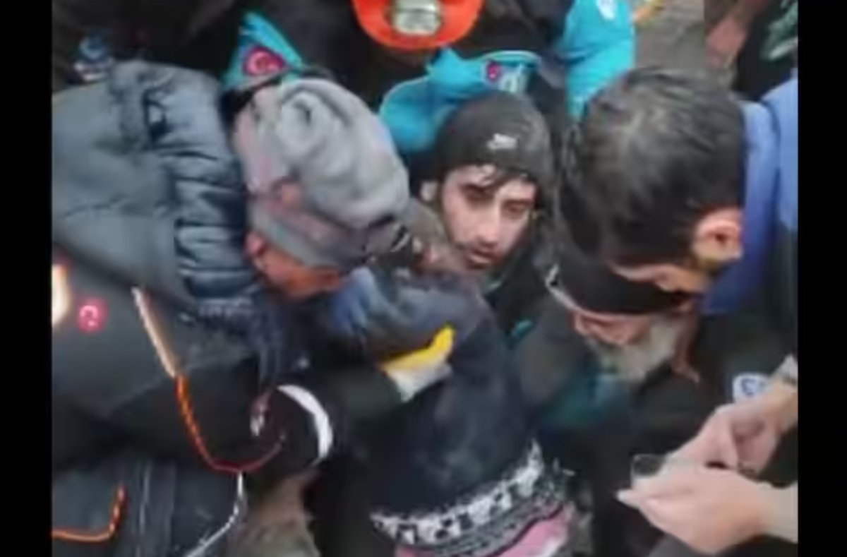 Σεισμός στην Τουρκία: Δραματικό βίντεο με τη διάσωση κοριτσιού από τα ερείπια κτιρίου