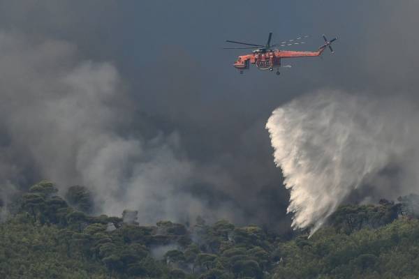 Μεγάλη φωτιά στις Κεχριές Κορινθίας - Εκκενώθηκαν τρεις οικισμοί και κατασκήνωση