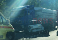 Κορωπί: Σφοδρή καραμπόλα οχημάτων στην παραλιακή - Δεν φορούσε ζώνη και «εκτοξεύθηκε» στις καλαμιές