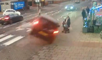 Ανατριχιαστικό βίντεο: Αυτοκίνητο ντεραπάρει ακριβώς μπροστά από μητέρα με μωρό