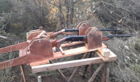 Χαλκιδική: Έφτιαξαν ολόκληρο ξύλινο μηχανισμό με όπλα για κυνήγι αγριογούρουνων
