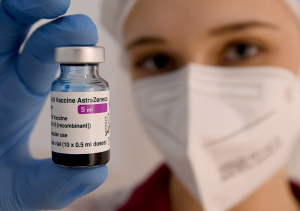 AstraZeneca: Όσα ξέρουμε για το εμβόλιο, τι αναφέρει ο Ηλίας Μόσιαλος