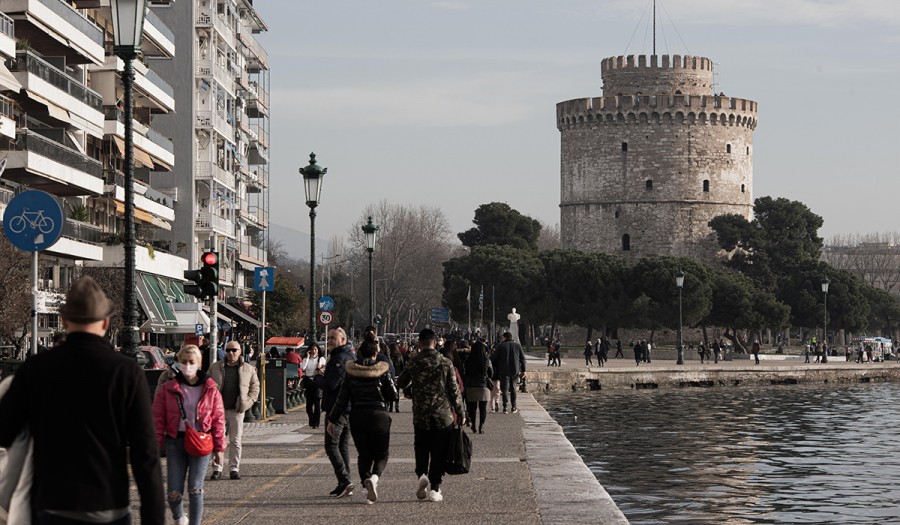 O Guardian πήγε Θεσσαλονίκη κι αποθεώνει τα τρίγωνα Πανοράματος και τον φραπέ