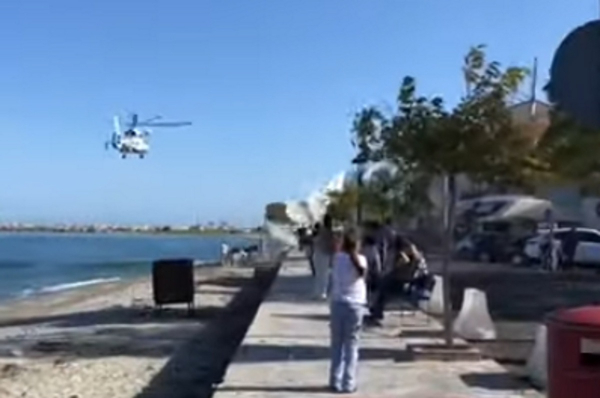 Πλαταμώνας: Η στιγμή που ελικόπτερο του λιμενικού πετάει εξαιρετικά χαμηλά – Τραυματίστηκε 42χρονη (Βίντεο)