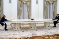 Δύο κατασκευαστές «σκοτώνονται» για το ποιος έφτιαξε το τραπέζι του Πούτιν