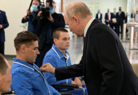 Ο Πούτιν επισκέφθηκε στρατιωτικό νοσοκομείο και παρασημοφόρησε τραυματίες (Βίντεο)